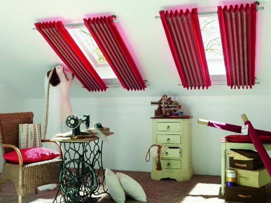 Шторы на мансардные окна со скошенным потолком в деревянном бревенчатом доме: скошенные, треугольные занавески