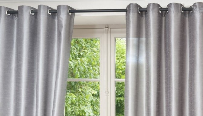 Серые шторы в интерьере гостиной: с чем можно сочетать?