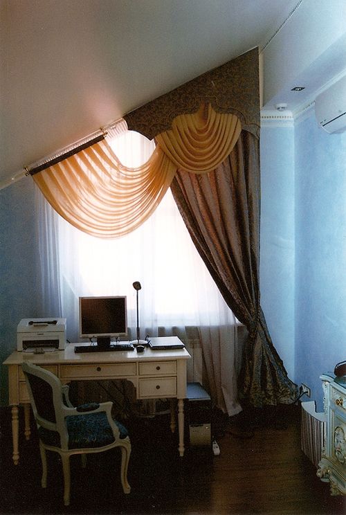 Шторы на мансардные окна со скошенным потолком в деревянном бревенчатом доме: скошенные, треугольные занавески