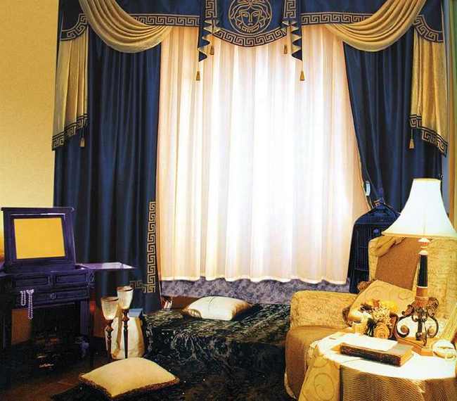 Синие шторы под желтыми обоями