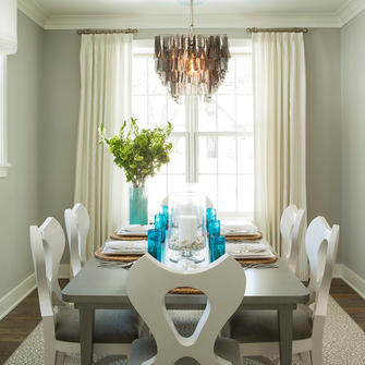 Шторы к розовым обоям в спальне, гостиной какие подойдут