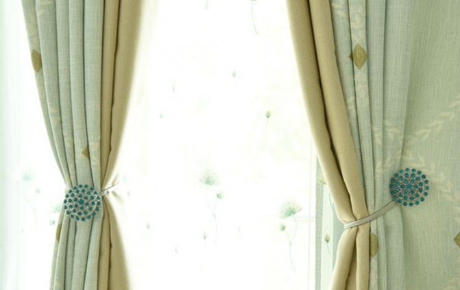 Зеленые шторы в интерьере: фото дизайнов гостиных, спален и кухонь