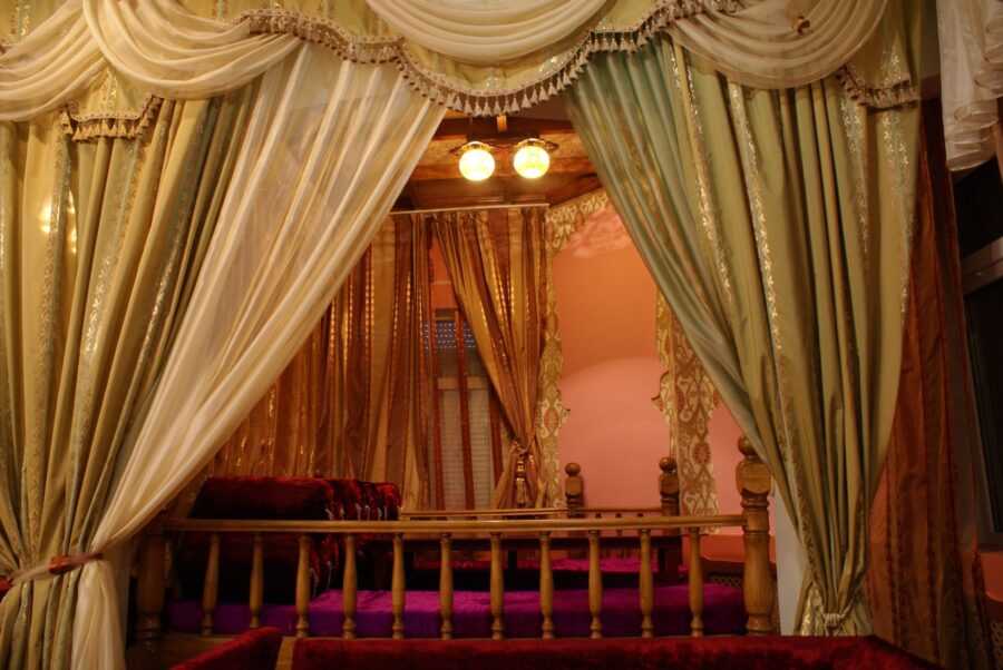 Шторы к желтым обоям какой цвет подойдет в спальню, гостиную