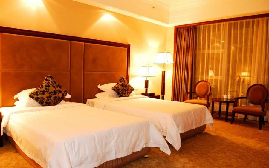 Шторы к желтым обоям какой цвет подойдет в спальню, гостиную