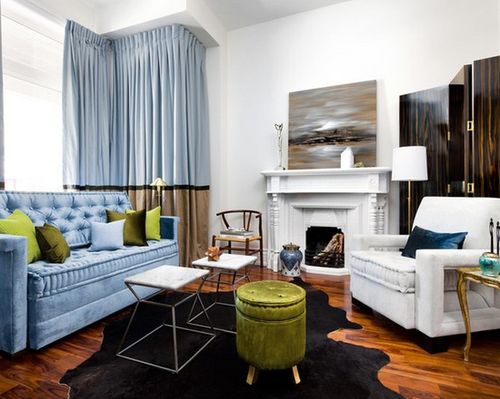 Гостиная с серо-голубыми шторами