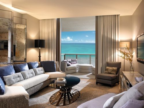 Коричнево-бежевые шторы в интерьере в тон мебели