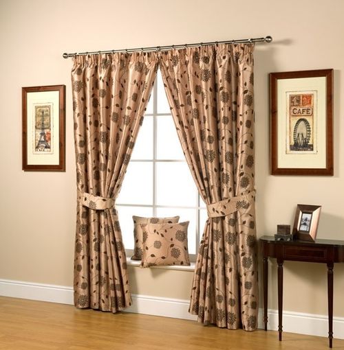 Коричневые шторы и бежевые обои