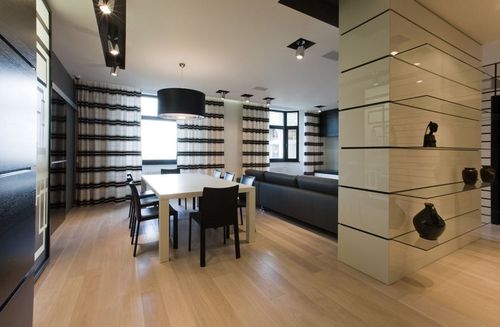 Кухня с черно-белыми шторами