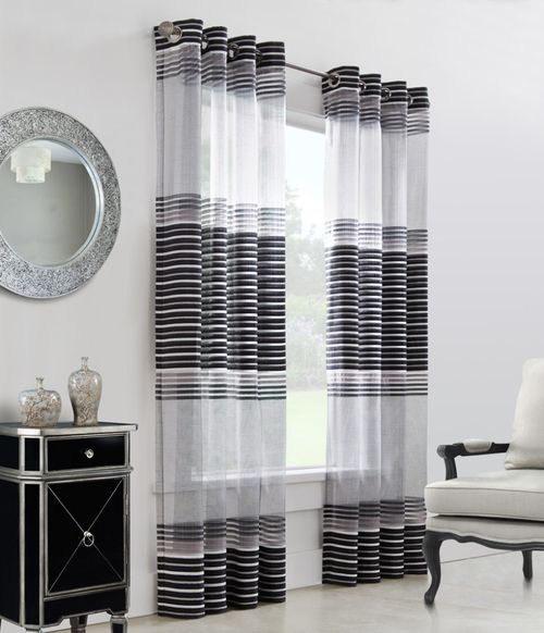 Полосатые шторы в черно-белом исполнении