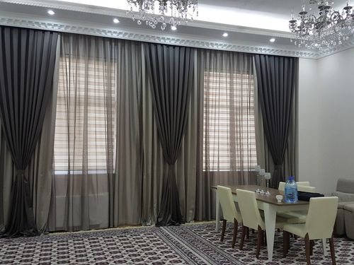 Кухня с темными шторами 