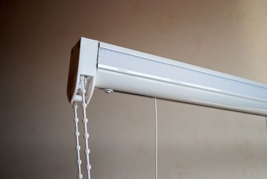 karniz-dlya-rimskix-shtor_12