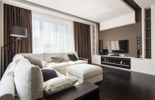 Коричневые шторы в интерьере гостиной