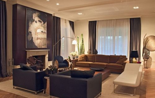 Коричневые шторы в гостиную в тон дивану в интерьере