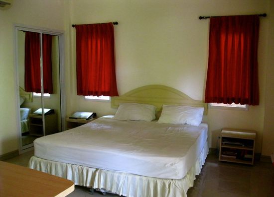 korotkie-shtory-v-spalnyu_12