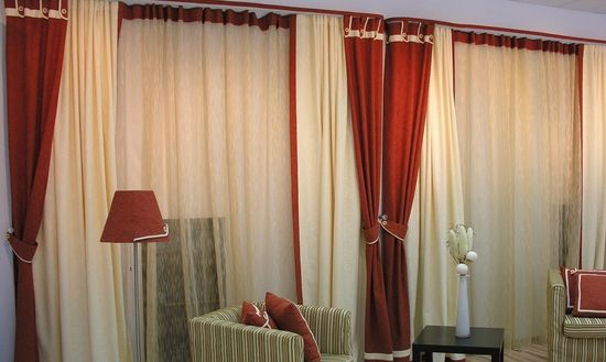 Красно-белые шторы в интерьере гостиной, кухни и спальни