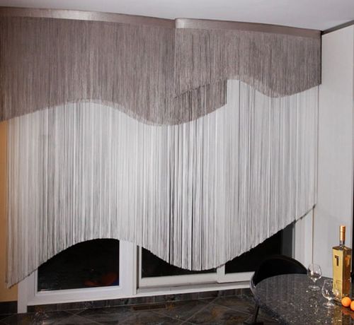 Шторы нити Кисея в интерьере маленькой спальни и кухни