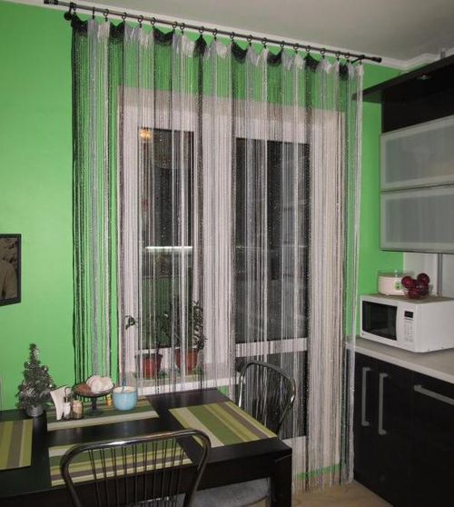 Шторы нити Кисея в интерьере маленькой спальни и кухни