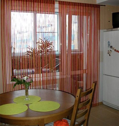 Шторы нити Кисея в интерьере маленькой спальни и кухни