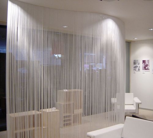 Шторы нити Кисея в интерьере маленькой спальни и кухни