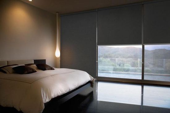 Рулонные шторы в спальне