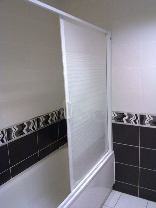 razdvizhnye-shtory-vannoj_7