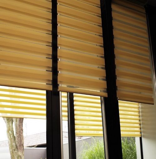 Бежевые рулонные шторы день-ночь