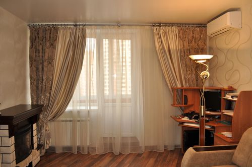 Шторы из бархата с рисунком в интерьере - фото