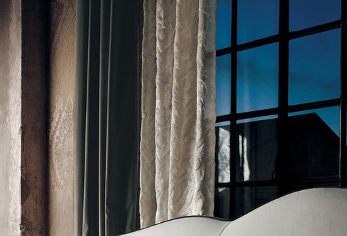 Шторы из бархата с рисунком в интерьере - фото