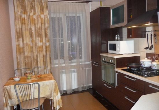 shtori-dlya-korichnevoj-kuhni_8