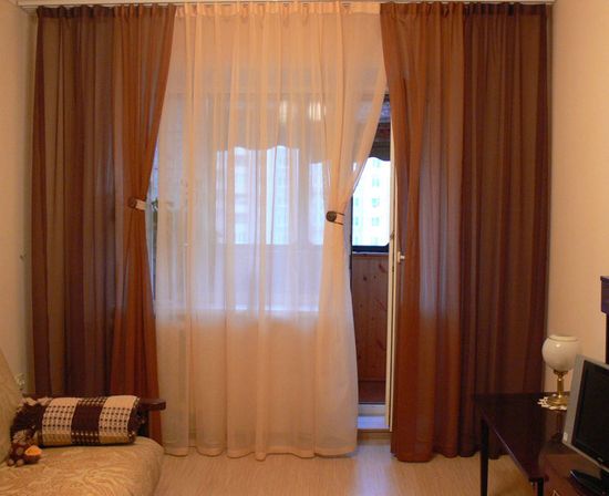 shtory-gostinoj-balkonom_13