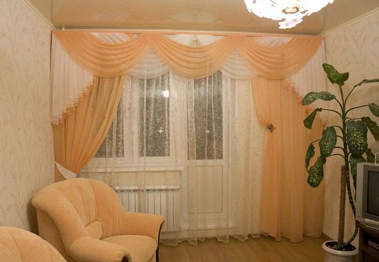 shtory-gostinoj-balkonom_7