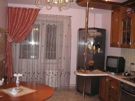 shtory-kuhnyu-balkonnoj-dveryu_4