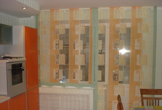 shtory-kuhnyu-balkonnoj-dveryu_5