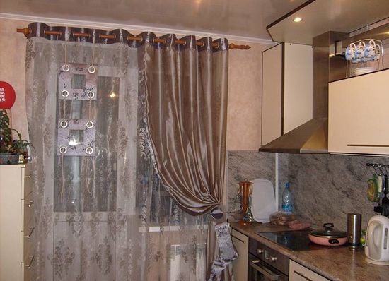 shtory-kuhnyu-balkonnoj-dveryu_6