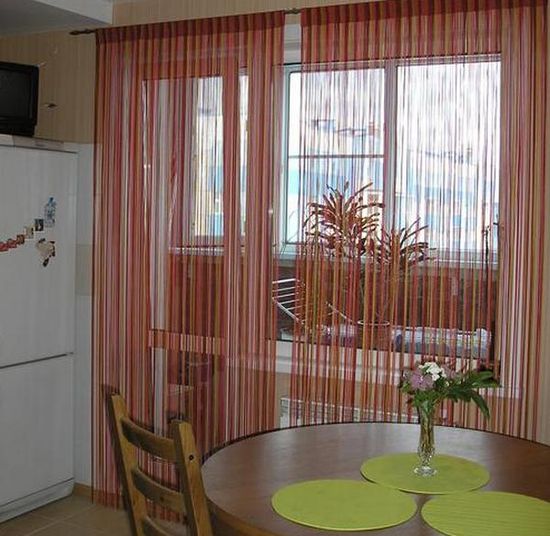 shtory-kuhnyu-balkonnoj-dveryu_9