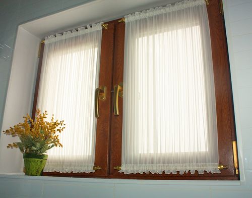 Виды штор на пластиковые окна - рулонные и обычные