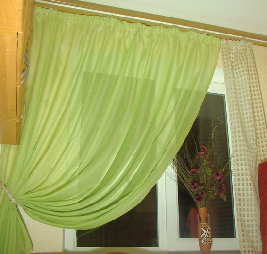 Зеленые шторы на кухню